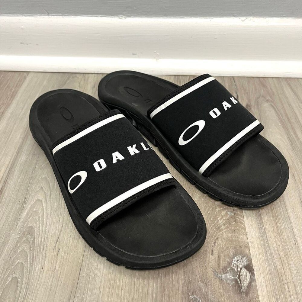 Oakley Sandals Women’s 9 Iconic‎ Black and White Logo Slip-On Slide